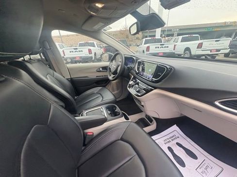 Certified 2024 Chrysler Pacifica Touring-L image 31