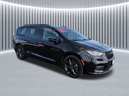 Used 2025 Chrysler Pacifica Limited FWD image 2