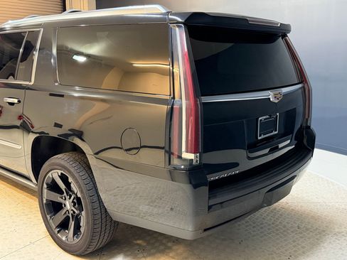 Used 2020 Cadillac Escalade ESV Premium Luxury AWD/4WD image 22
