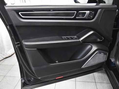 Used 2023 Porsche Cayenne GTS image 9