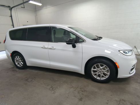 Certified 2024 Chrysler Pacifica Touring-L image 2