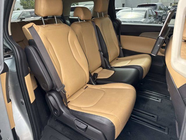 Used 2023 Kia Carnival LX FWD image 11