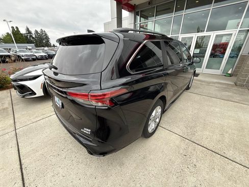 Certified 2021 Toyota Sienna XSE w/ XSE Plus Package AWD/4WD image 5