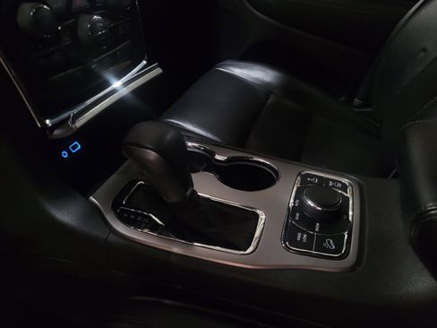 Used 2019 Jeep Grand Cherokee Overland AWD/4WD image 26