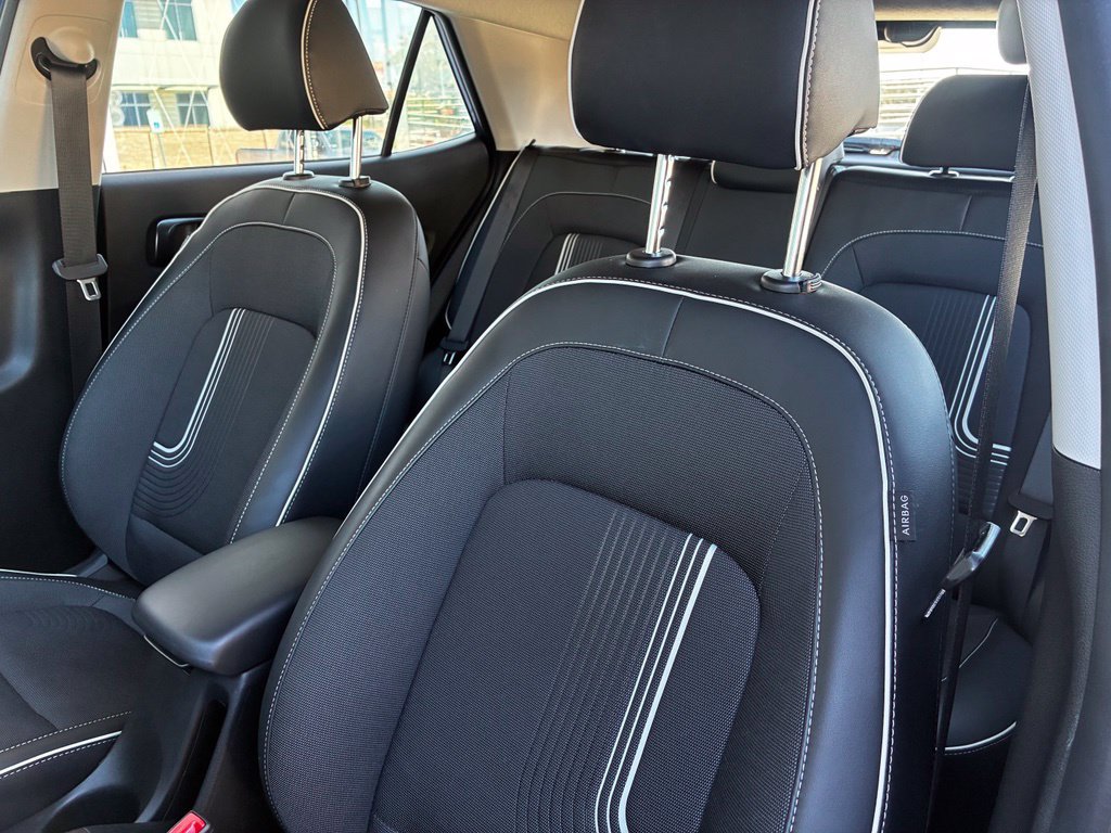 Used 2025 Hyundai Venue Limited FWD image 9