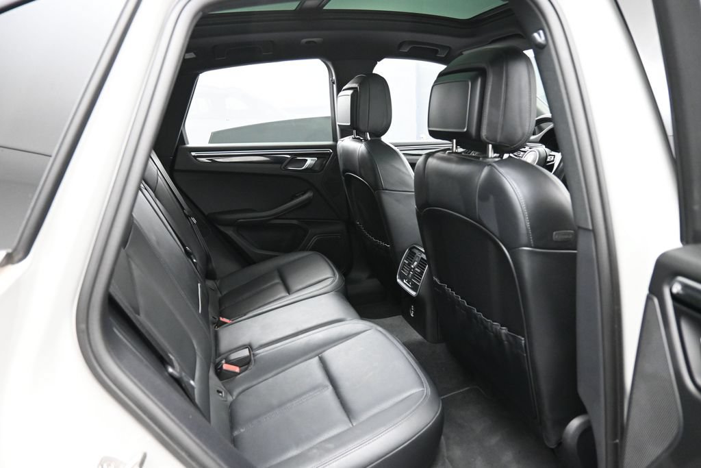 Certified 2023 Porsche Macan Turbo AWD/4WD image 28
