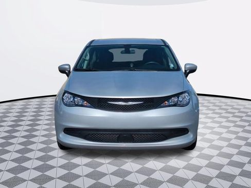 Used 2022 Chrysler Voyager LX FWD image 9