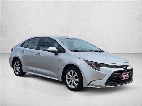 Used 2024 Toyota Corolla LE image 3