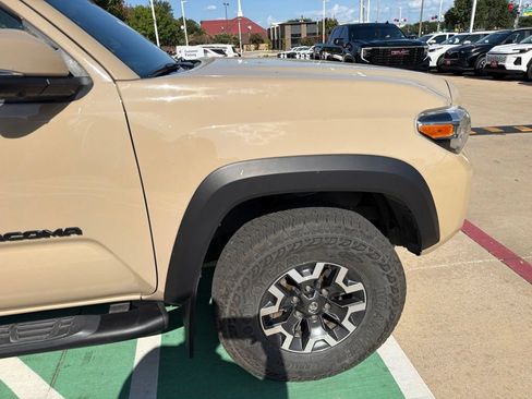 Used 2020 Toyota Tacoma TRD Off-Road w/ TRD Premium Off Road Package AWD/4WD image 17