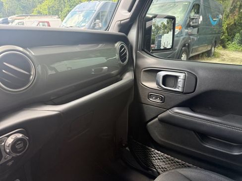 Used 2019 Jeep Wrangler Unlimited Sahara AWD/4WD image 24