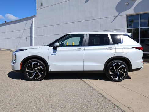 Used 2025 Mitsubishi Outlander SE AWD/4WD image 2