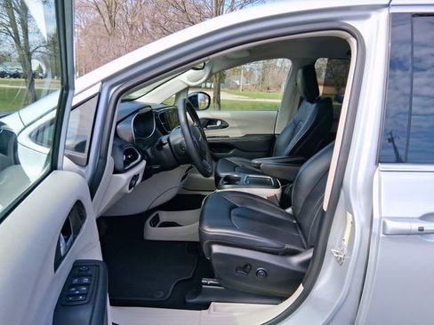 Used 2024 Chrysler Pacifica Touring-L image 10