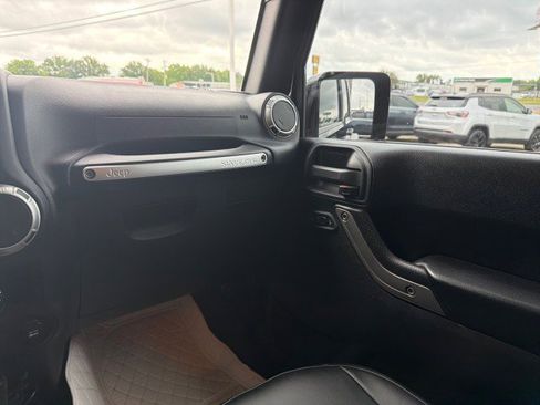 Used 2018 Jeep Wrangler Unlimited Rubicon w/ Connectivity Group AWD/4WD image 24