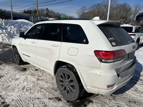 Used 2017 Jeep Grand Cherokee Altitude image 2