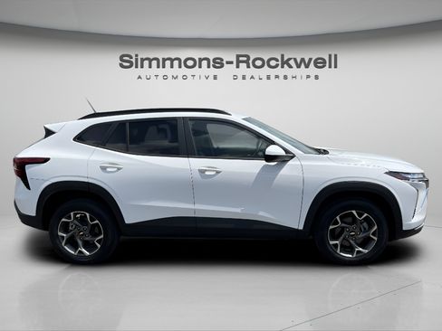Used 2025 Chevrolet Trax LT w/ LT Convenience Package FWD image 6