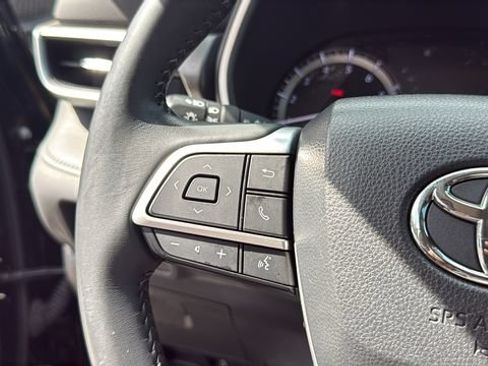 Used 2023 Toyota Highlander XLE FWD image 22