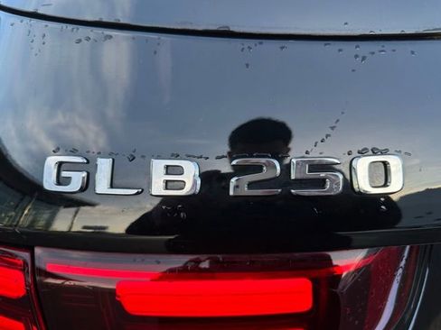 Used 2025 Mercedes-Benz GLB 250 4MATIC image 9