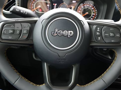 Used 2025 Jeep Gladiator Sport AWD/4WD image 21