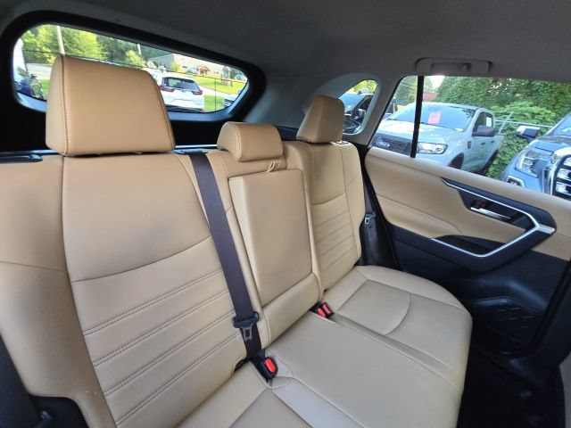 Used 2019 Toyota RAV4 XLE Premium FWD image 16