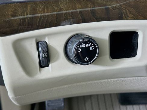 Used 2018 Cadillac Escalade 2WD image 17