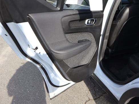 Used 2025 Volvo XC40 B5 Core image 30