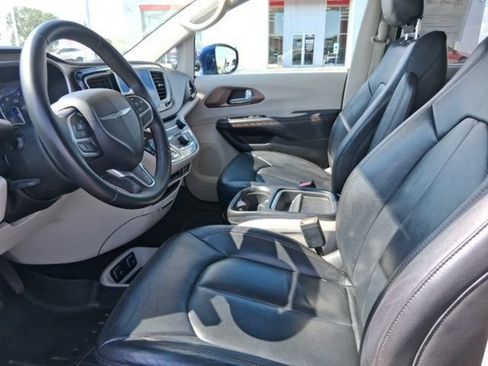 Used 2017 Chrysler Pacifica Touring-L w/ Tire & Wheel Group FWD image 16