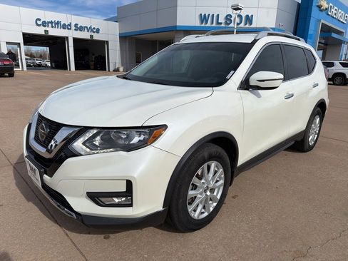Used 2018 Nissan Rogue SV image 1