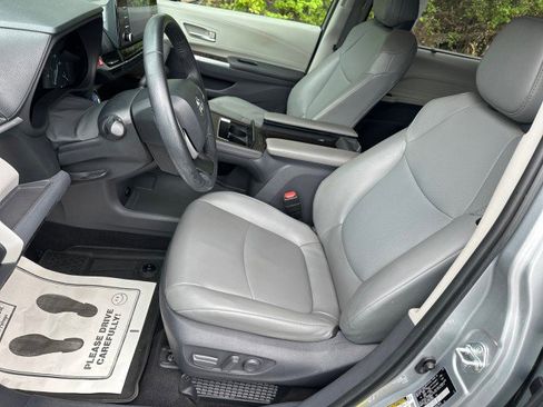 Used 2021 Toyota Sienna XLE image 11