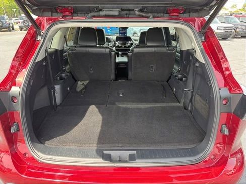 Used 2023 Toyota Highlander XLE image 12