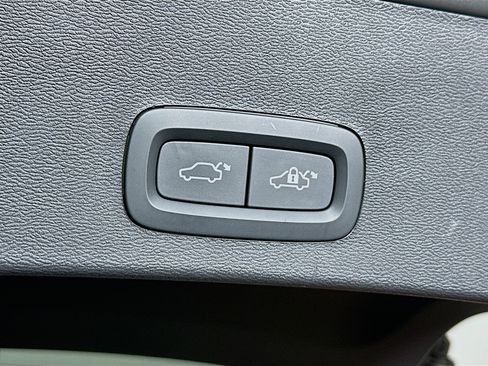 Used 2025 Volvo XC40 B5 Core image 29