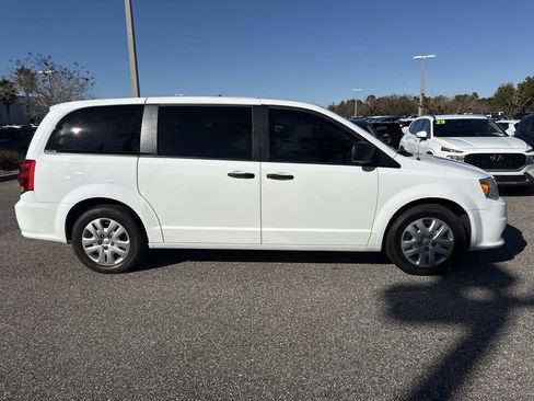 Used 2019 Dodge Grand Caravan SE w/ UConnect Hands-Free Group image 2
