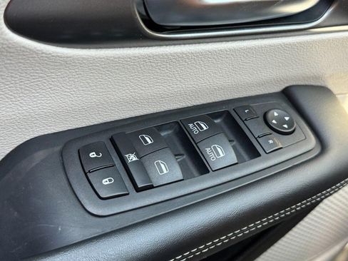 Used 2023 Chrysler Pacifica Touring-L FWD image 21