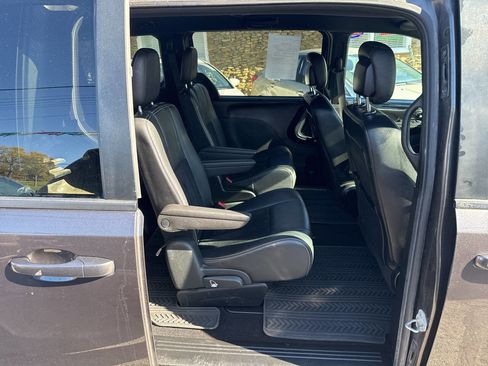 Used 2018 Dodge Grand Caravan SXT w/ Driver Convenience Group image 10