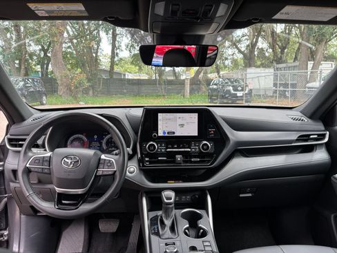 Used 2025 Toyota Highlander XSE AWD/4WD image 31