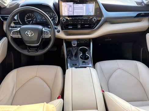 Used 2020 Toyota Highlander Platinum FWD image 9