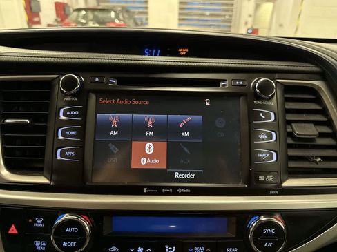 Used 2017 Toyota Highlander XLE AWD/4WD image 22