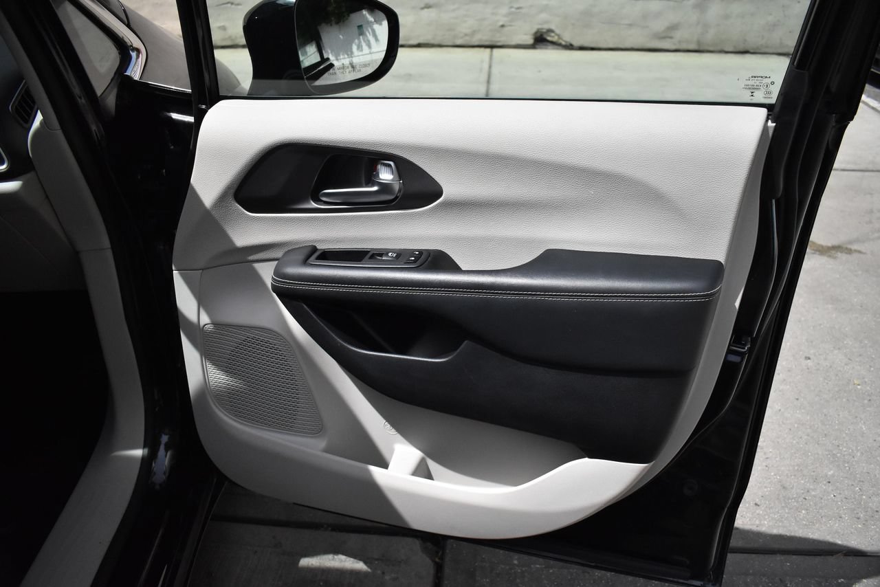 Used 2024 Chrysler Pacifica Touring-L FWD image 22