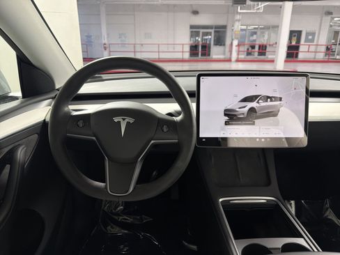 Used 2023 Tesla Model Y Long Range image 16