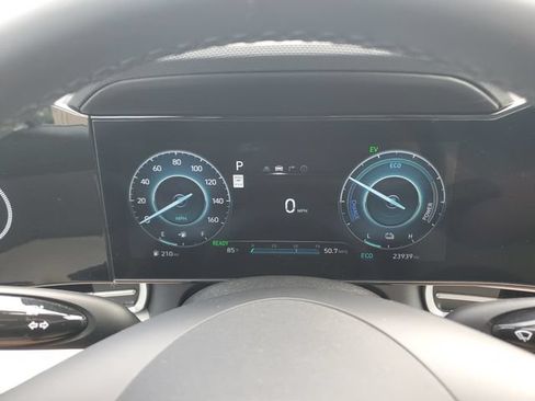 Certified 2025 Hyundai Elantra Limited FWD image 24