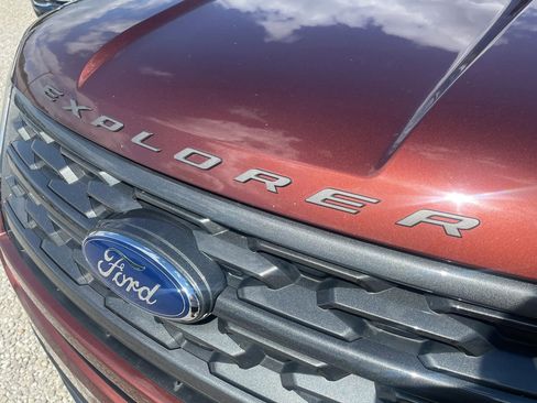 Used 2018 Ford Explorer XLT w/ Equipment Group 202A AWD/4WD image 13