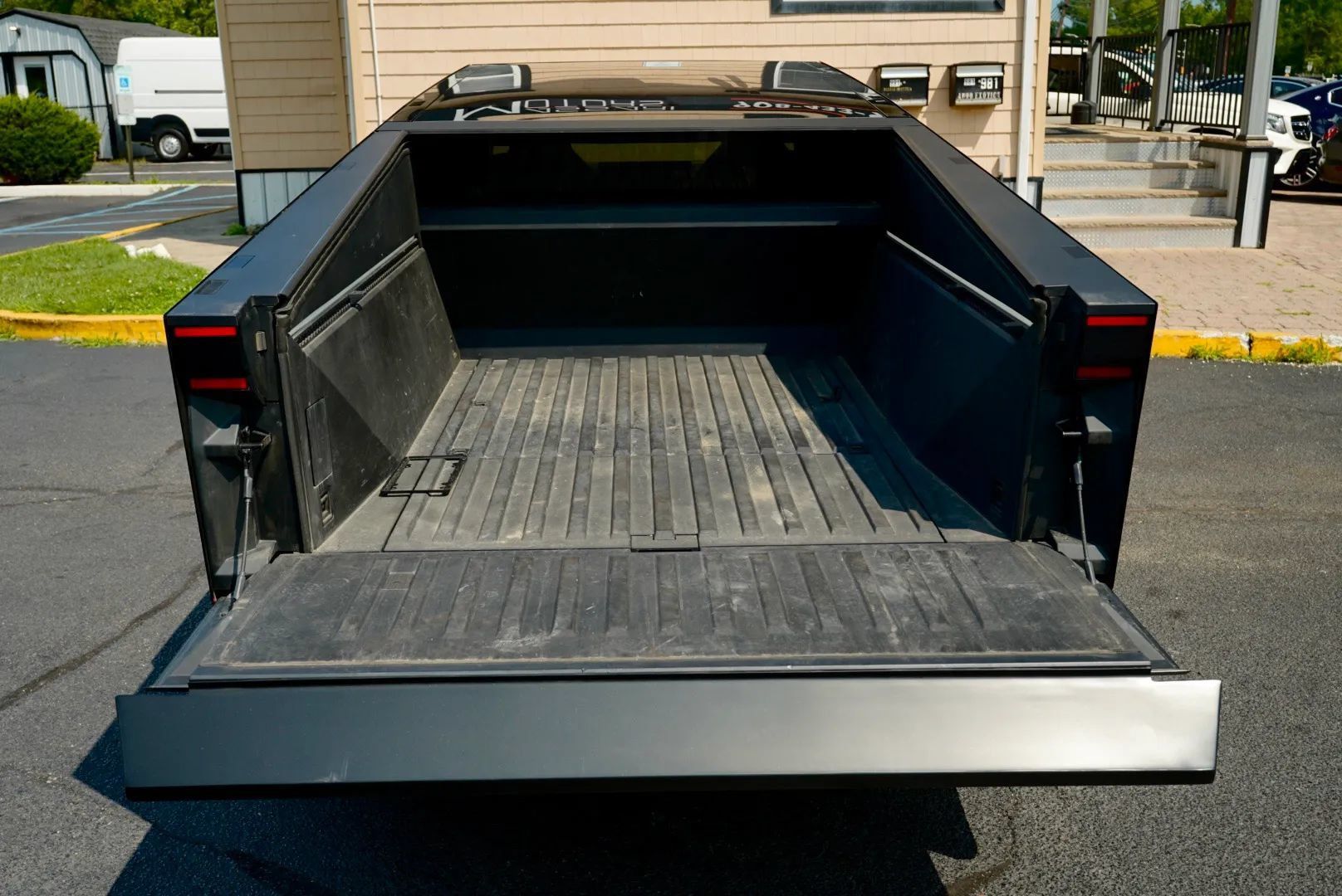Used 2024 Tesla Cybertruck AWD Crew Cab image 38