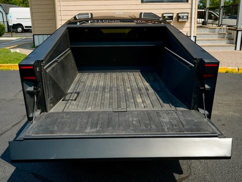 Used 2024 Tesla Cybertruck AWD Crew Cab image 38