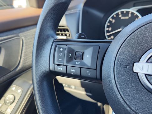 Used 2023 Nissan Rogue SV image 18