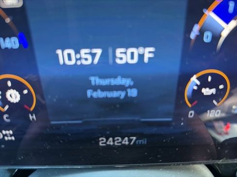 Used 2025 Chevrolet Suburban Z71 image 29