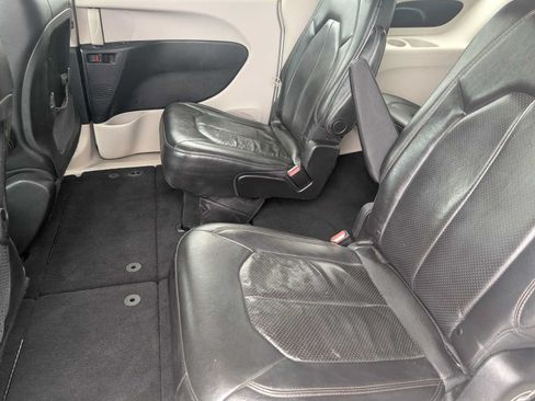 Used 2020 Chrysler Pacifica Touring-L w/ Tire & Wheel Group FWD image 12