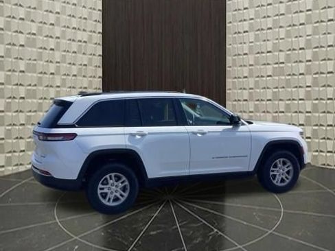 Certified 2023 Jeep Grand Cherokee Laredo AWD/4WD image 3