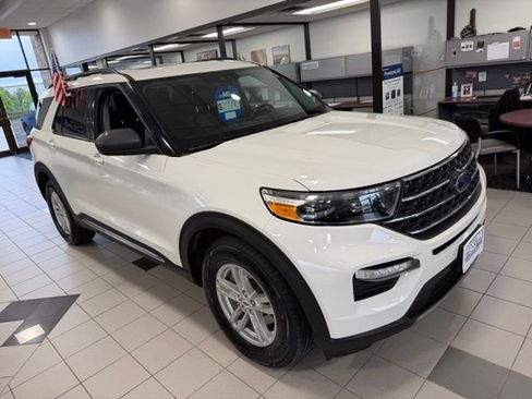 Used 2022 Ford Explorer XLT w/ Equipment Group 202A AWD/4WD image 2
