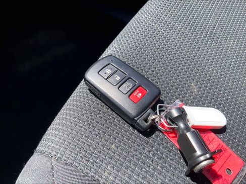 Used 2018 Toyota RAV4 XLE AWD/4WD image 15