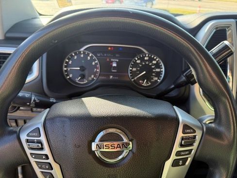 Used 2021 Nissan Titan SV image 18