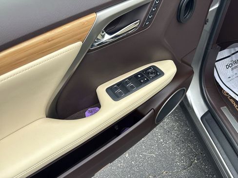 Used 2020 Lexus RX 350L Premium w/ Premium Package image 15